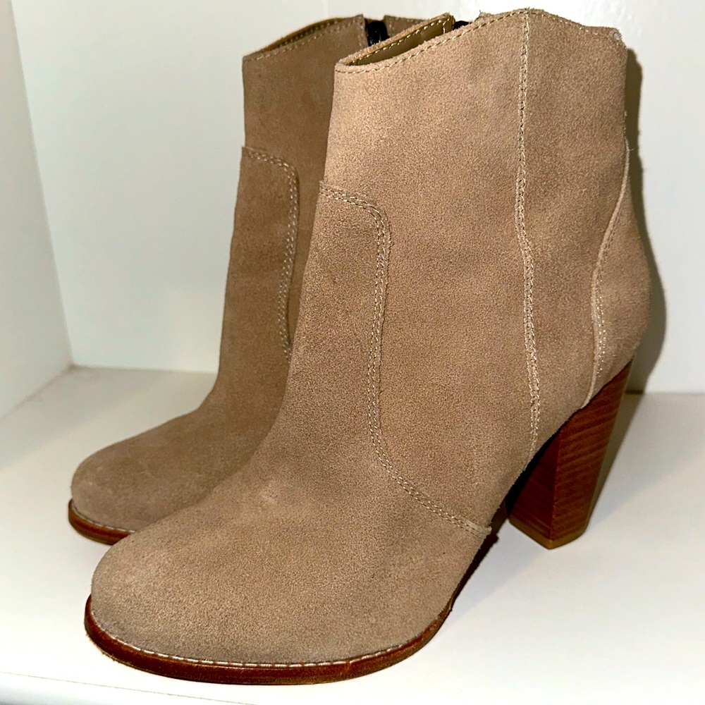 Joie Dalton Bootie Size 7 color: Taupe